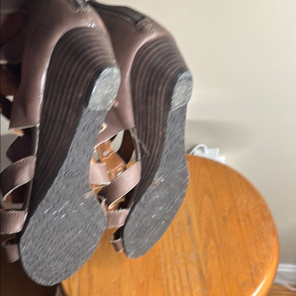 Brown Gladiator Sandals with Lace-Up Design - Picture 5 of 7